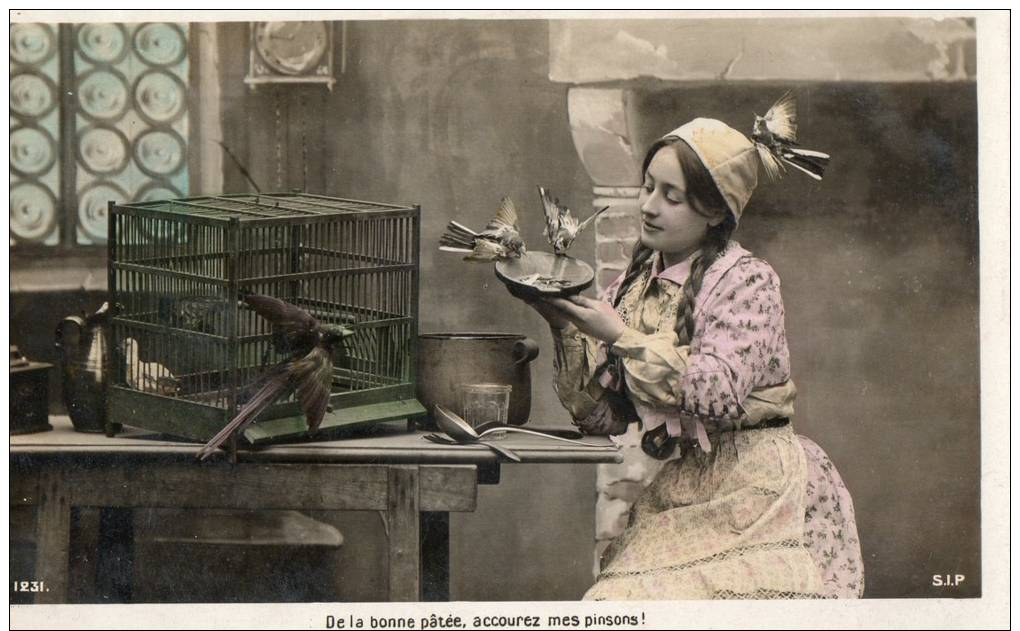 CPA 915 Fantaisie Carte Photo Portrait D´une Femme Aux Oiseaux Pinsons Moineaux Merle Pigeons Union Postale Universelle - Femmes