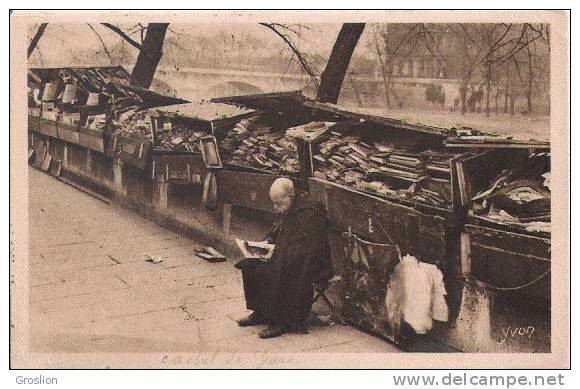 BOUQUINISTE DU QUAI VOLTAIRE 95 (HOMME LISANT)  1929 - Petits Métiers à Paris