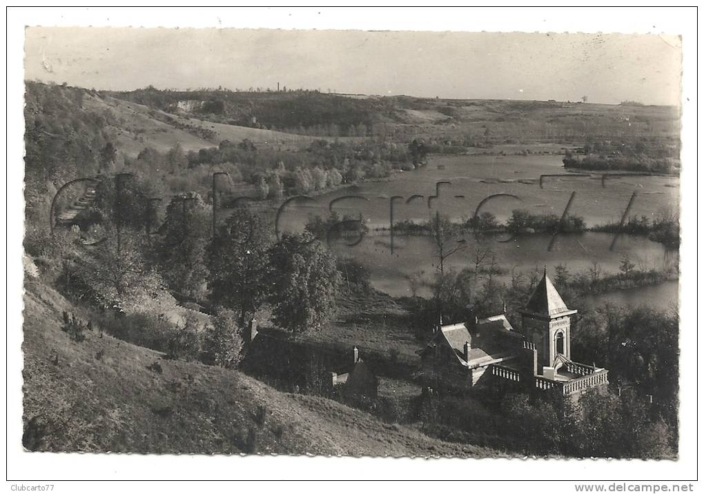 Corbie (80)  : Vue Générale Sur Le Lieu Dit "Les Falaises", Chapelle Et Les étangs En 1950. - Corbie