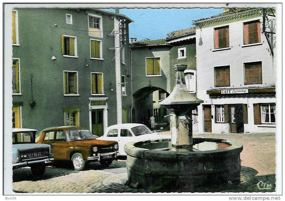 ST DIDIER EN VELAY-PLACE DE LA FONTAINE-RENAULT 8 EN GROS PLAN - Saint Didier En Velay