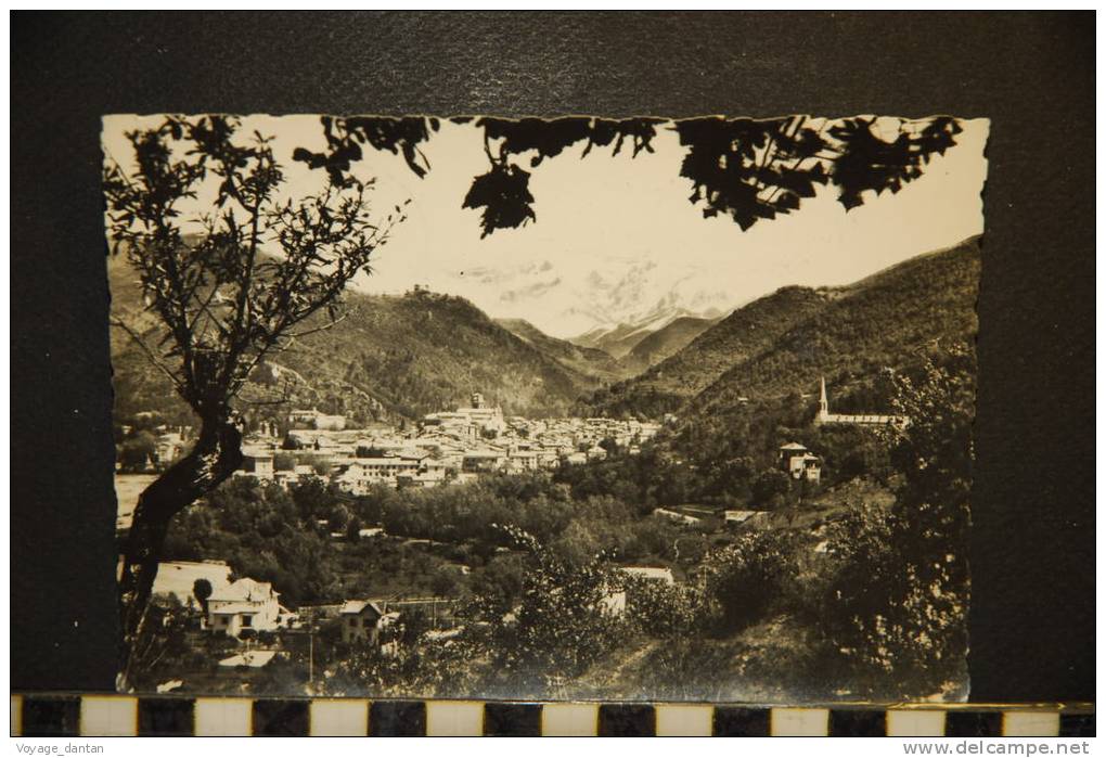 CP, 04, Digne Les Bains La Ville Et Le Massif Des Trois Evechés - Digne