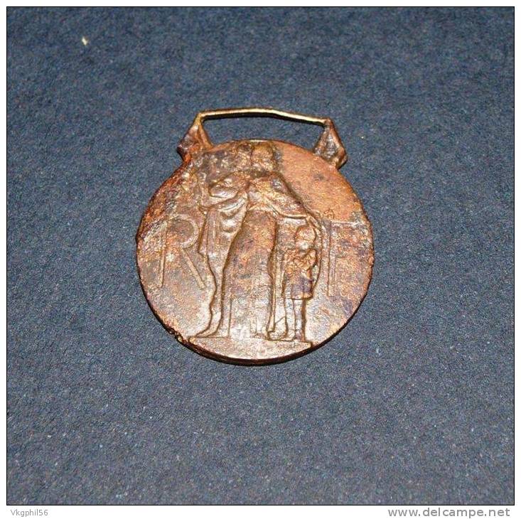 Médaille Relative Aux Sapeurs Pompiers 1938. Voir Scans - France