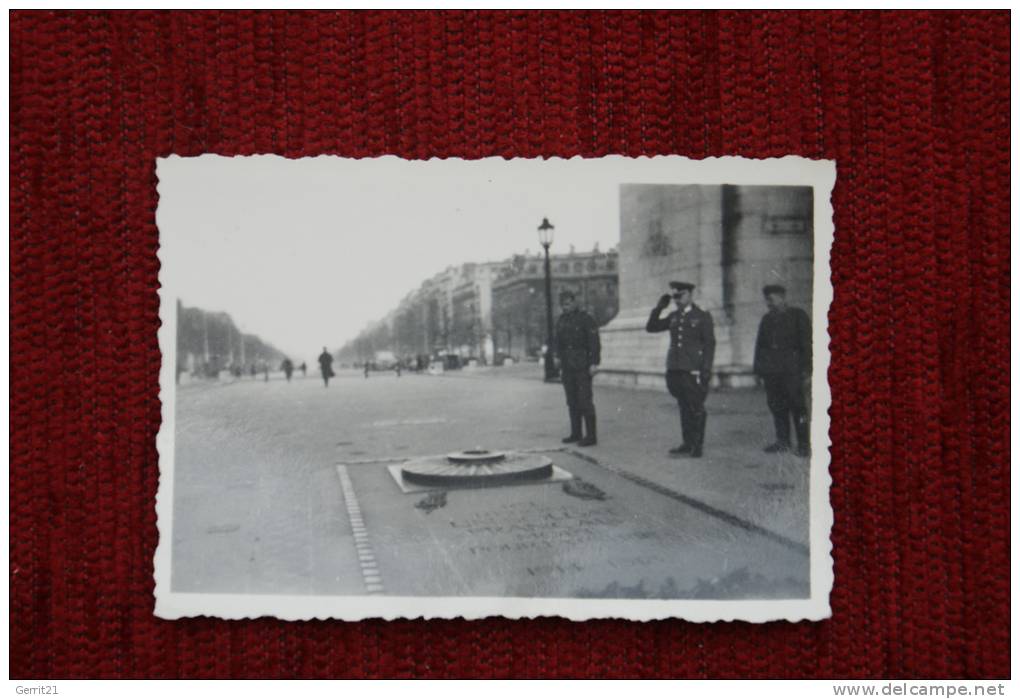 F 75000 PARIS, 2.Weltkrieg, Deutscher Offizier Am Grab Des Unbekannten Soldaten - Photo 6 X 8,5 Cm - Sonstige & Ohne Zuordnung