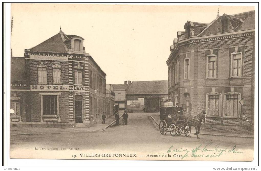 80 - VILLERS-BRETONNEUX  -  Avenue De La Gare - Belle Animation  Voiture Tirée Par Un Cheval - Villers Bretonneux