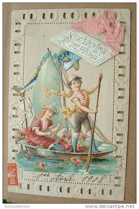 Carte Perforée Avec Collage Des Jeunnes Gens Dans Une Barque Voilier 1er Avril - 1er Avril - Poisson D'avril