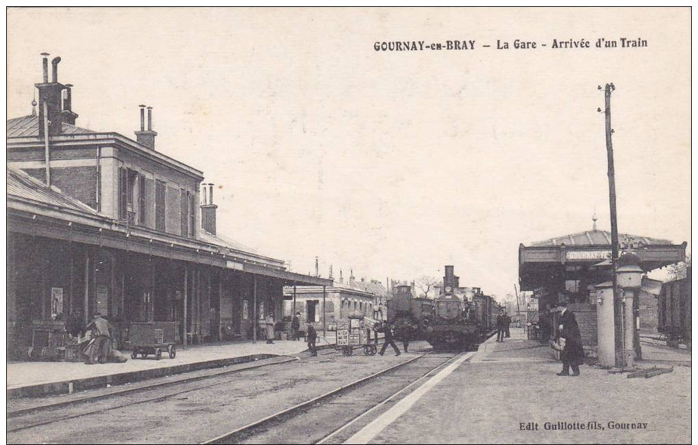 76 GOURNAY EN BRAY CHEMINS DE FER LA GARE ET TRAIN ARRIVE DU TRAIN.CPA BON ETAT - Gournay-en-Bray