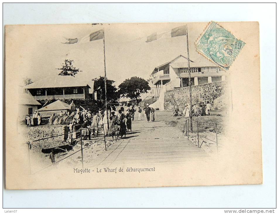 Carte Postale Ancienne : MAYOTTE : Le Wharf De Débarquement , Animé , COMORES - Mayotte