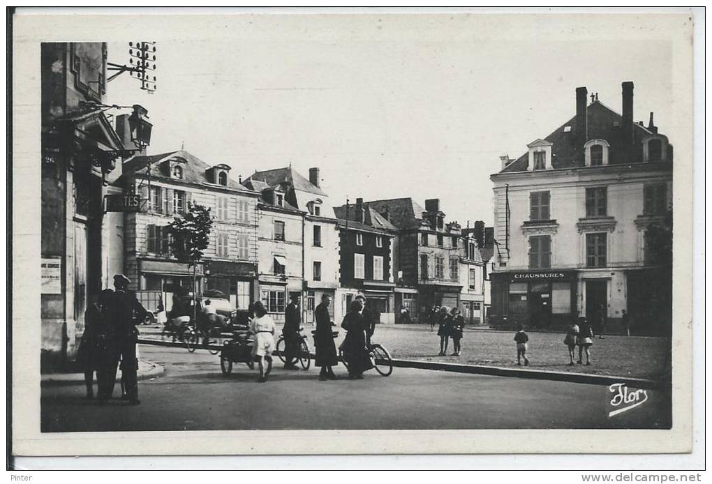 THOUARS - Place St Médard - Thouars