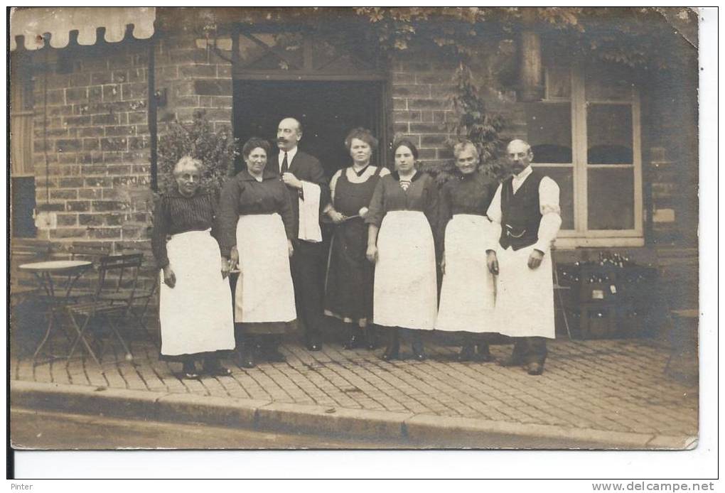 Personnes Sur Une Terrasse De CAFE - Carte Photo - Cafés