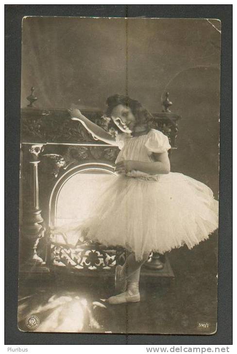 LITTLE  GIRL  BALLERINA NEAR FIREPLACE  BALLET , OLD POSTCARD - Danza