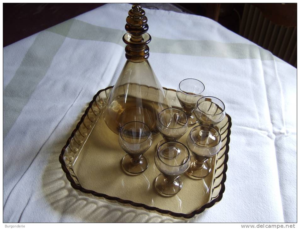 SUPERBE ENSEMBLE DE 6 VERRES CRISTAL AVEC CARAFE (BOUCHON NUMEROTE ) ET PLATEAU CARRE /TRES ANCIEN - Verres