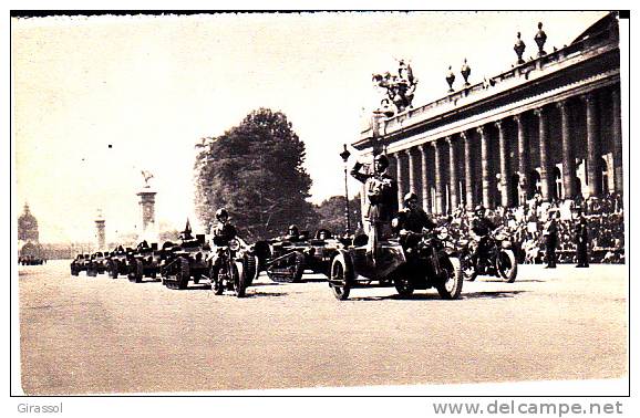 CPSM PARIS Defile Allemand Grand Palais Occupation Guerre 40 Chenillettes D Infanterie - Museos