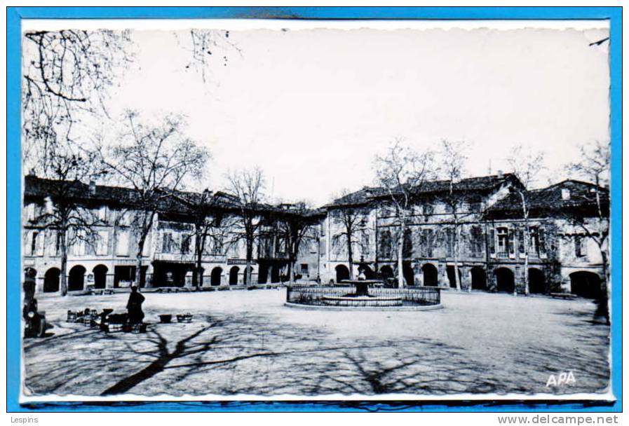 81 - L´ISLE Sur TARN -- La Place - 1957 - Lisle Sur Tarn