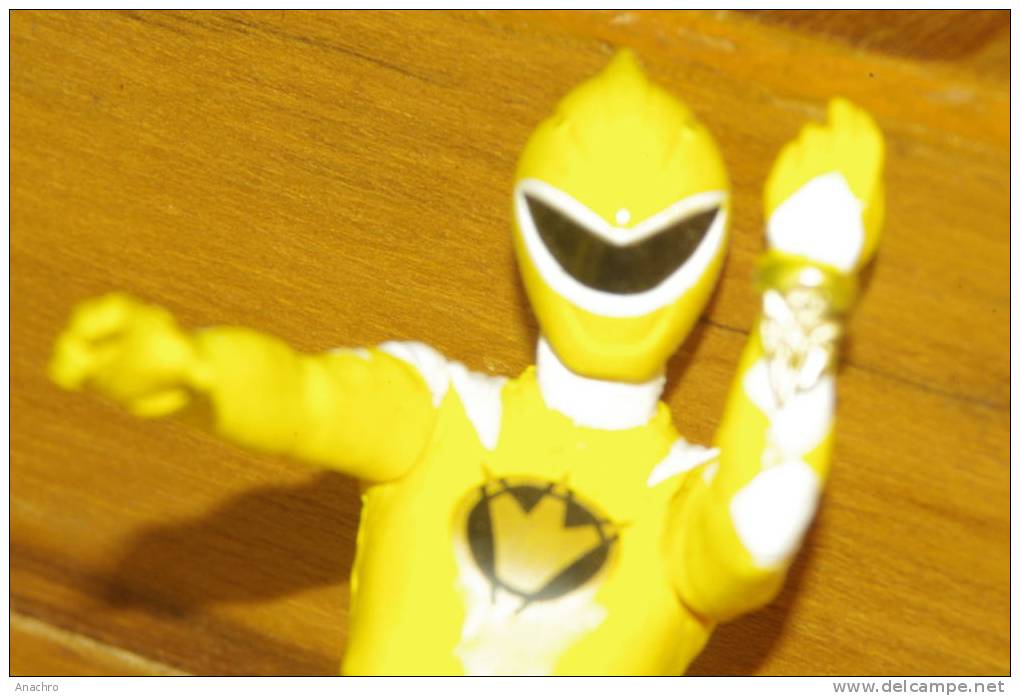 FIGURINE POWER RANGERS JAUNE  En Caoutchouc Mou Démontable / TAILLE 8 Cms TTT  CHINA - Cartoons