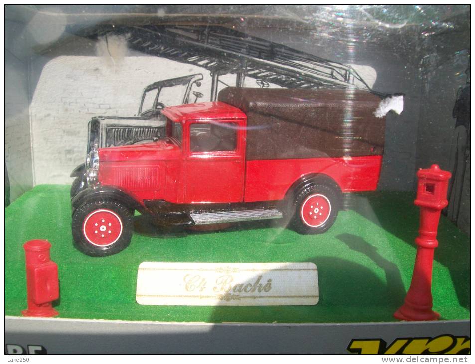 VEREM Mercure - RENAULT BACHE´ POMPIERS Vigili Del Fuoco  AVEC SA  BOITE  Scala 1/43 - Verem