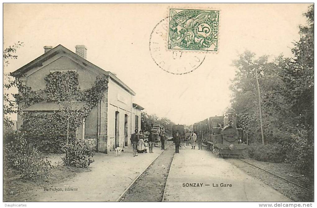 SONZAY - La GARE Animée Avec Passage Du Train - Edition Perrichon - 2 Scans - Autres & Non Classés