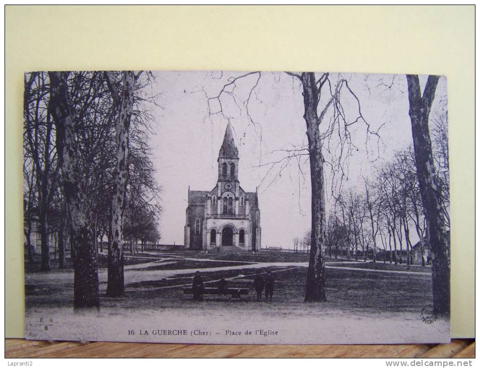 LA GUERCHE (CHER) PLACE DE L'EGLISE. - La Guerche Sur L'Aubois