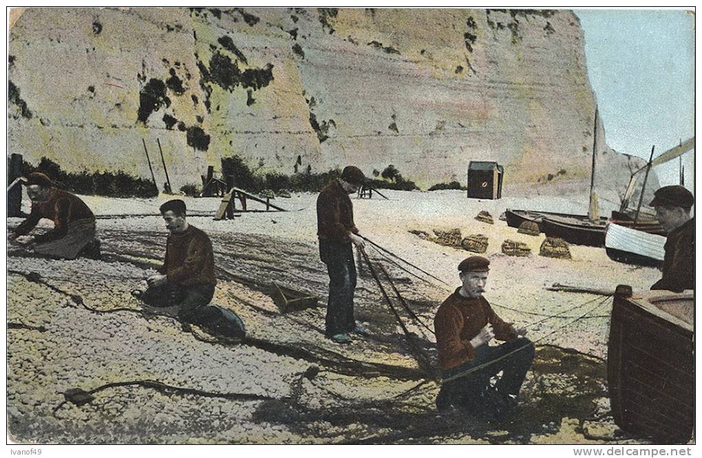 PECHEURS REPARANT LES FILETS - CPA - Vue Animée 1905 - Fishing