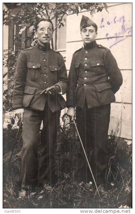 CARTE PHOTO NON IDENTIFIEE REPRESENTANT DEUX SOLDATS BELGES 1917 (A GAUCHE MODESTE DELVAUX) - Oorlog 1914-18