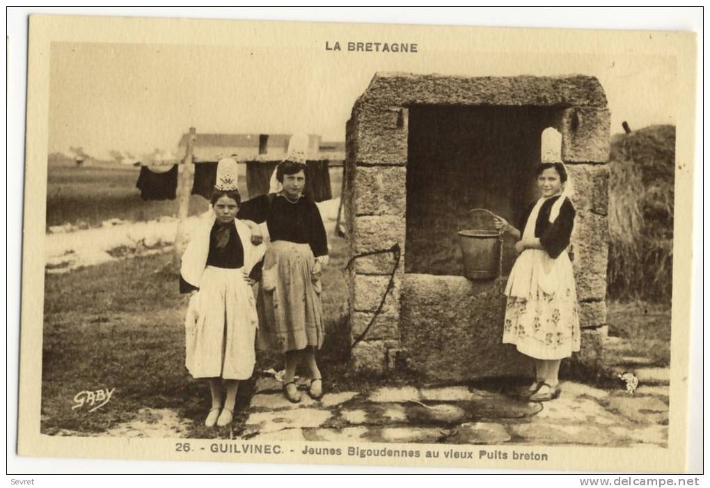 GUILVINEC. - Jeunes Bigoudennes Au Vieux Puits Breton - Guilvinec