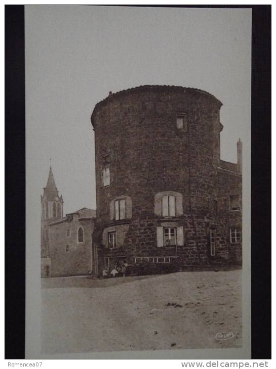 LOUDES (Haute-Loire) - La Tour Ronde - Rue De L'Eglise - Dernier Reste Du Château-Fort Baronnial - Animée - Non Voyagée - Loudes