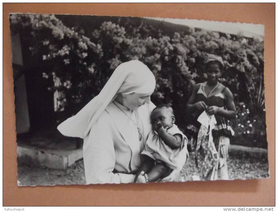 Cp Fria Mission Des Soeurs De La Sainte Famille De La Delivrande - Guinée