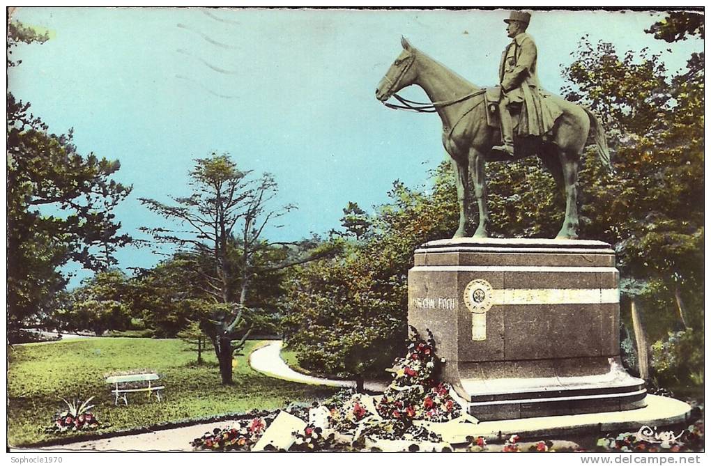 NORD PAS DE CALAIS - MONT CASSEL - Statue Maréchal Foch - CPSM Couleur - Cassel