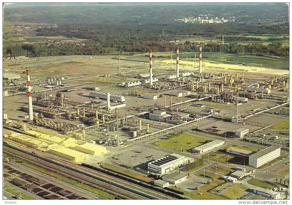 LACQ  13 DOMINEE PAR SES TORCHERES ET SES CHEMINEES DE 100m, L'USINE DE LA SOCIETE NATIONALE DES PETROLES D'AQUITAINE... - Lacq