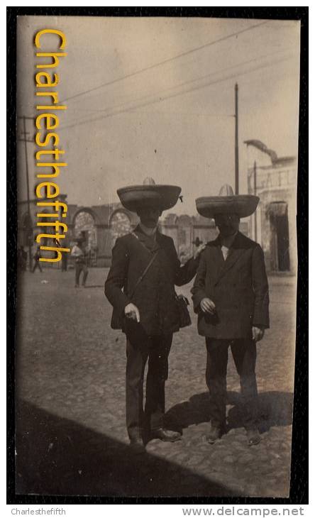 1919 !! SUPERB OLD PHOTO CARD * MEXICO * PUENTE DE IXTLA ( Morelos ) - Two Europeans Buying Sombrero - Mexico