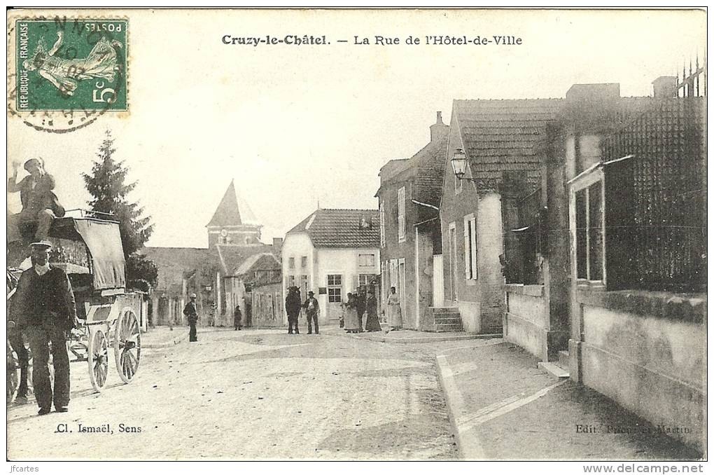 89 - CRUZY-le-CHATEL - La Rue De L'Hôtel De Ville - Cruzy Le Chatel