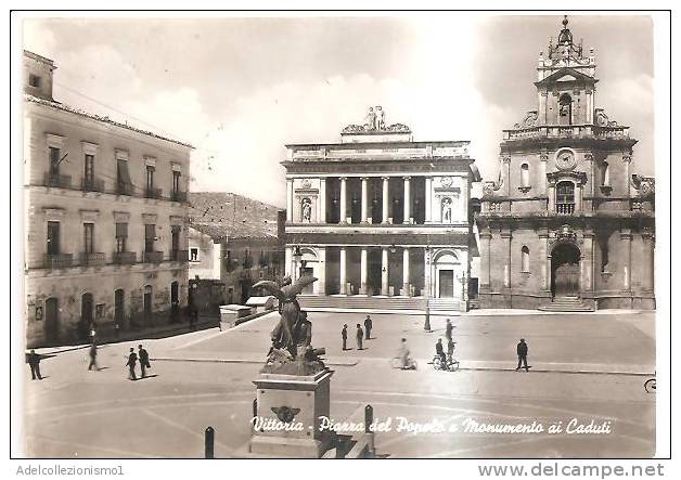 59066)cartolina Illustratoria Vittoria - Piazza Del Popolo E Monumento Ai Caduti - Vittoria