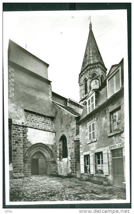 CPSM GUERET. Le Porche De L'église  - Tt86 - Guéret