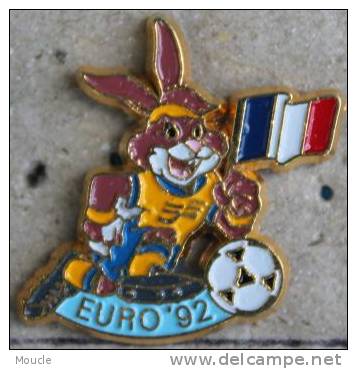 EURO 92 - EQUIPE DE FRANCE - DRAPEAU - FOOTBALL - FOOT - LAPIN - BALLON - MASCOTTE    (BLEU) - Football
