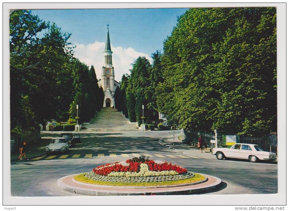 BAGNOLES DE L´ORNE - N° 65 - L' EGLISE AVEC SUPERBE CITROEN DS  ET MERCEDES - Bagnoles De L'Orne