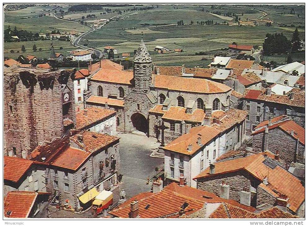 CPM 43 - Saugues - Vue Aérienne - Eglise Saint Médard Et Tour Des Anglais - Saugues