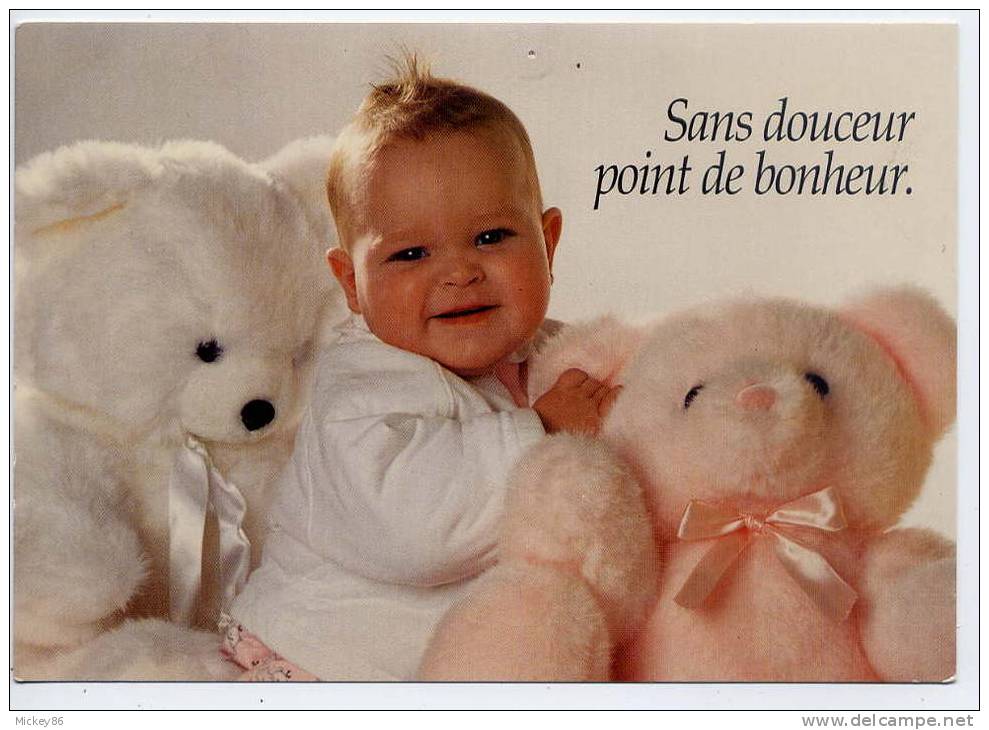 Bébé Et Deux Gros Ours En Peluche. "Sans Douceur Point De Bonheur"--Age Tendre-- Jouets D'enfant - Jeux Et Jouets