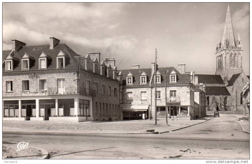 50 CPSM Environs De Cherbourg Montbourg Place De L'Eglise Animée - Otros & Sin Clasificación