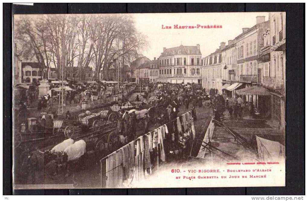 65 - Vic-Bigorre - Boulevard D'Alsace Et Place Gambetta Un Jour De Marché - Les Hautes-Pyrénées - Vic Sur Bigorre