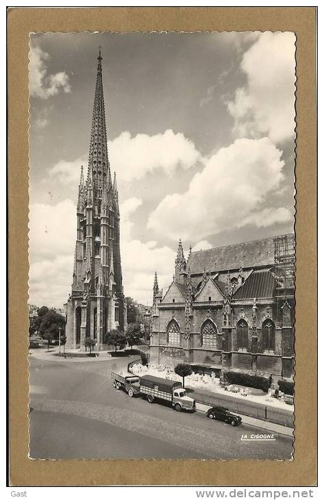 33  BORDEAUX  L  EGLISE  ET  LA  TOUR   ST  MICHEL   (CAMIONS    BERLIER   ? ) - Camion, Tir