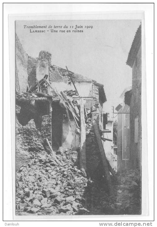 13 // LAMBESC  Une Rue En Ruines , Tremblement De Terre Du 11 Juin 1909 . Edit . Ruat . - Lambesc