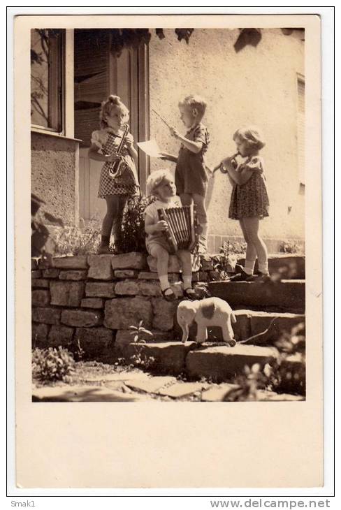 P CHILDREN PLAYING MUSIC IN THE JARD WITH A TOY ELEPHANT AMAG Nr. 68163 OLD POSTCARD 1945. - Other & Unclassified
