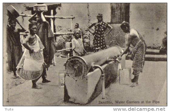 TANZANIE ZANZIBAR WATER CARRIERS AT THE PIPE - Tanzanie