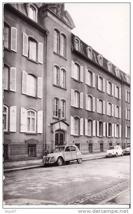 COLMAR - Clinique Saint-Joseph - La Façade - ( Avec Voiture 2 C.V Citroën ) ( 2 Scans ) - Colmar