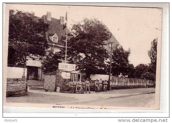 67 MUTZIC - La Caserne Clerc - Animé Militaires Devant La Guérite , Drapeau Portes Metallique Ouvertes - édition D. D. - Mutzig