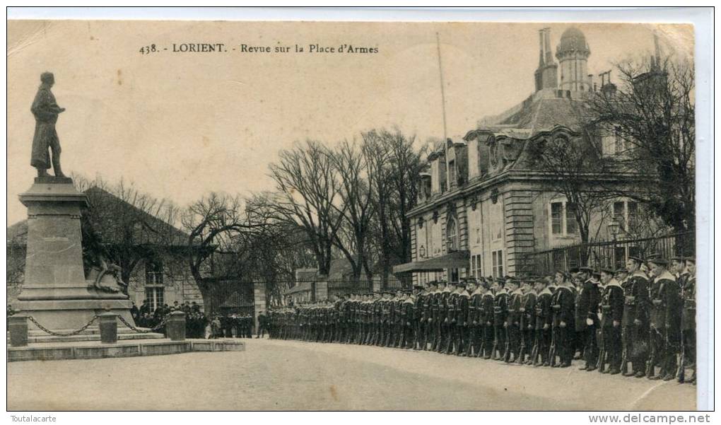 CPA 56 LORIENT REVUE SUR LA PLACE D ARMES - Lorient