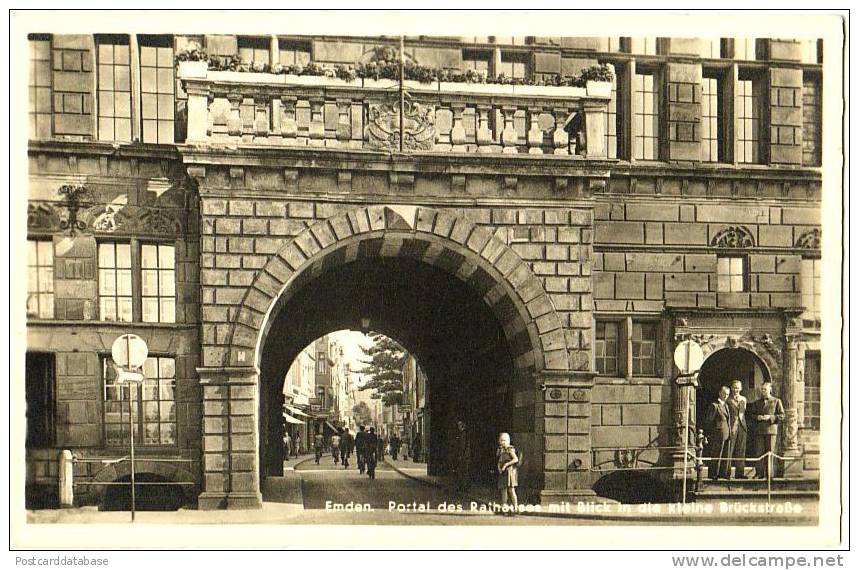 Emden - Portal Des Rathauses Mit Blick In Die Kleine Brückstrasse - Emden