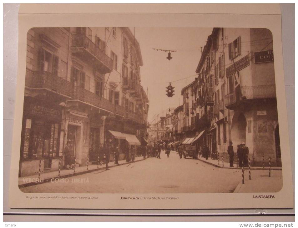Cart247 Riproduzione Cartolina Epoca, Giornali Storici, Biella, Via Umberto, Vercelli Corso Libertà Semaforo, 1941-50 - Histoire