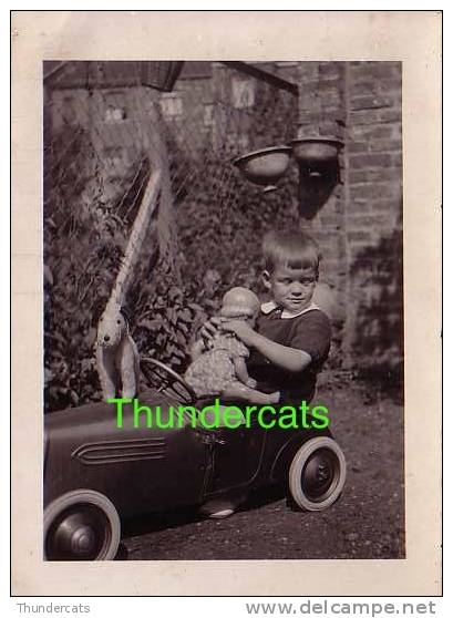 VINTAGE PHOTO SNAPSHOT BOY  WITH TOY CAR ** ANCIEN PHOTO ENFANT GARCON AVEC JOUET VOITURE CUISTAX - Personnes Anonymes