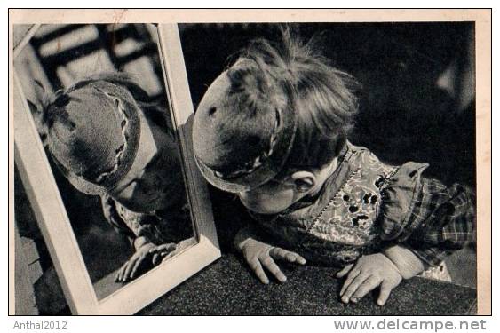 Karneval Kind Vor Spiegel Als Clown ? Mit Hut Verkleidet Sw 15.5.1952 - Carnival