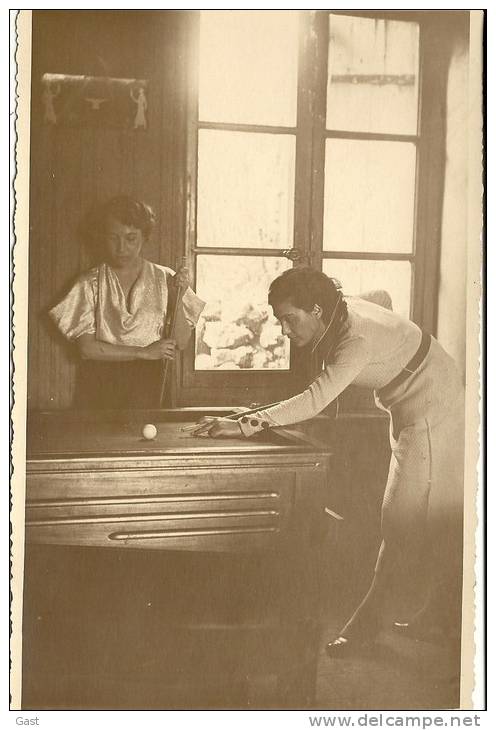 BILLARD     PHOTO    2  FEMMES  JOUENT  AU  BILLARD - Autres & Non Classés